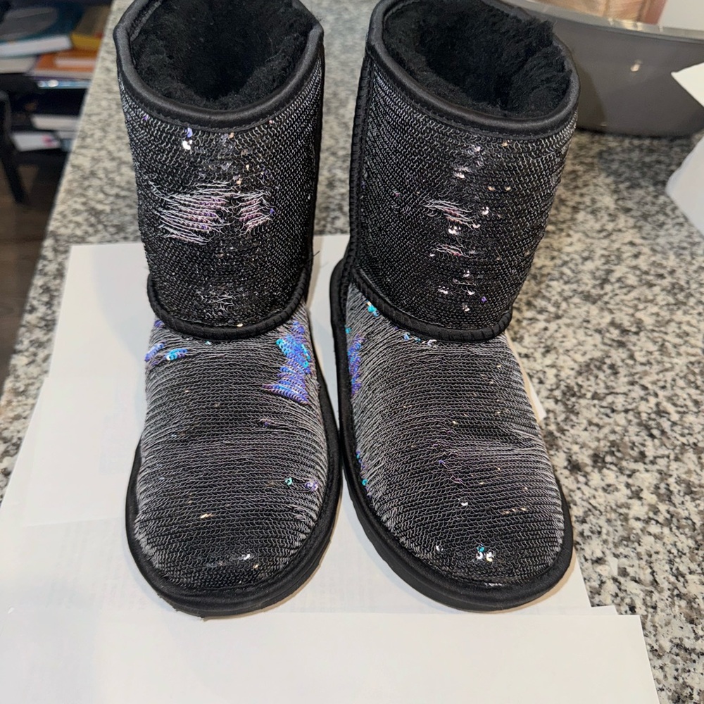 Black Ugg girls size 3